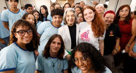 Ministra Cármen Lúcia, presidente do TSE, posa para foto com estudantes do Centro de Ensino Médi...
