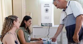 Eleitor votando