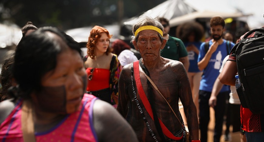 Foto mostrando indígenas caminhando no acampamento Terra Livre, em Brasília, abril de 2026. Foto...