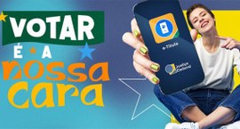 Cartaz com fundo azul. À esquerda, a frase “Votar é a nossa cara”. À direita, uma mulher jovem e...