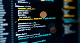 Tela de computador mostrando código-fonte genérico