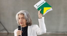 Presidente do TSE, ministra Cármen Lúcia, com a Constituição Federal
