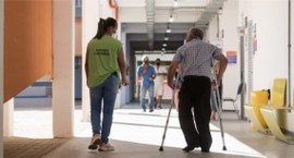 Coordenadora de acessibilidade auxilia eleitor com deficiência no local de votação