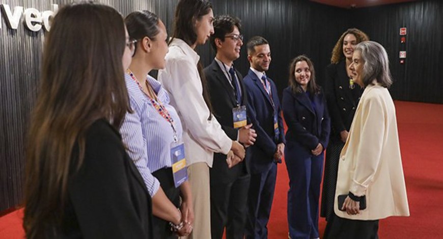 Presidente do TSE, ministra Cármen Lúcia, conversar com estudantes universitários em visita ao TSE.