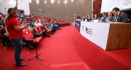 Foto mostrando a mesa de abertura e a plateia do ciclo de audiências públicas sobre as regras da...