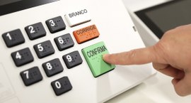 Pessoa votando na urna eletrônica. Foto: Alejandro Zambrana/Secom/TSE