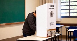 Levantamento do TSE detalha os votos computados e o encerramento das seções eleitorais após as 1...