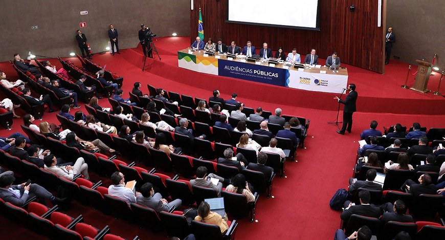 Foto mostrando todo o ambiente, a plateia e a mesa de coordenação dos trabalhos do ciclo de audi...
