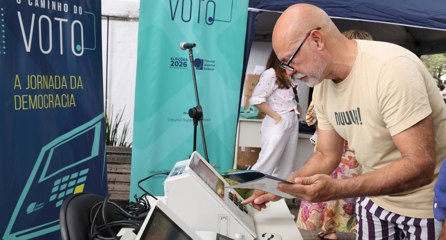 Ação realizada neste sábado (5) permitiu ao público conhecer o equipamento, testar a votação, pr...