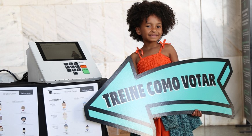 Ação do TSE no Plano Piloto aproxima público da urna eletrônica e orienta sobre a sequência dos ...