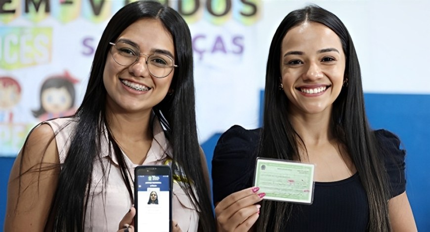 Jovens eleitoras seguram o e-Título e o título em papel
