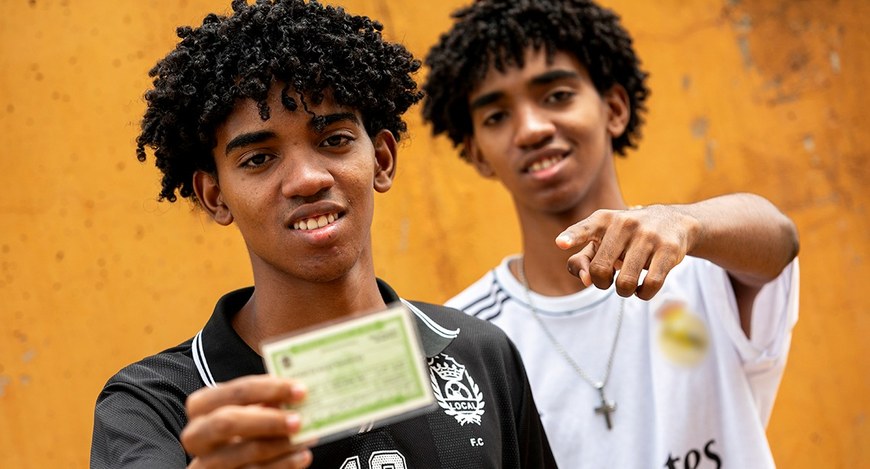 Jovens irmãos gêmeos posam para foto com o 1º título de eleitor em mãos. Foto: Alejandro Zambran...