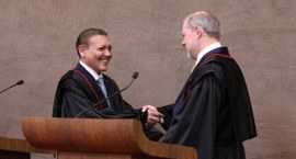 Ministro Kassio Nunes Marques, presidente do TSE, cumprimenta ministro Dias Toffoli, empossado i...
