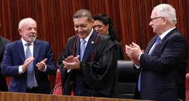 No plenário do TSE, o novo presidente do TSE, ministro Nunes Marques, entre os presidentes da Re...