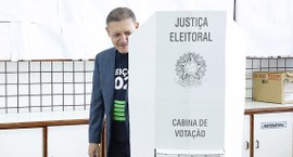 Ministro Kassio Nunes Marques votou em trânsito no Colégio Perpétuo Socorro, no Lago Sul, em Bra...