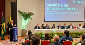 Ministra Cármen Lúcia fala para o público participante do Simpósio de Direito Eleitoral - 03.11....