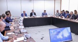 Presidente do TSE, ministro Kassio Nunes Marques, com presidentes e representantes partidários
