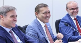Foto do presidente do TSE ministro Nunes Marques conversando com o ministro André Mendonça e o d...