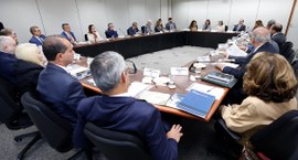 Presidentes do TSE e dos TREs reunidos em volta de mesa no Tribunal Superior Eleitoral