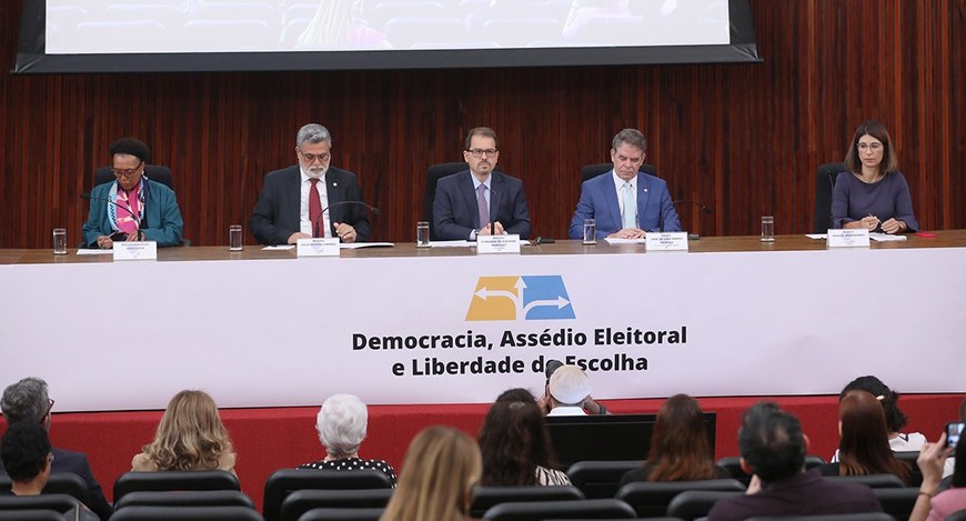 Mesa de abertura do seminário do TSE "Democracia, Assédio Eleitoral e Liberdade de Escolha", em ...