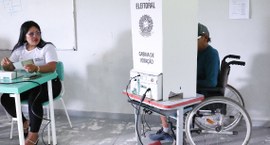 Eleitor com deficiência votando na eleição suplementar de Roraima. Foto: Antônio Augusto/Secom/TSE