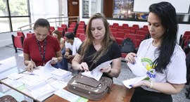 Servidoras da Justiça Eleitoral de Roraima preparam urnas para auditoria