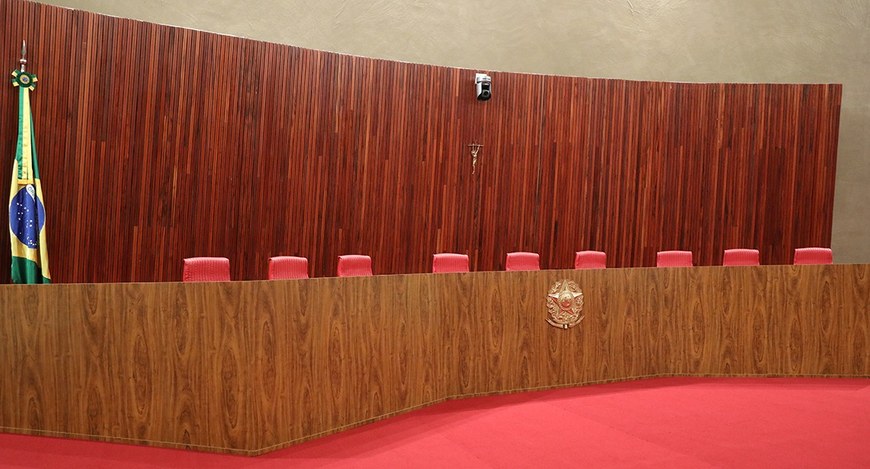 Foto da bancada do Plenário do TSE onde sentam os sete ministros da Corte eleitoral