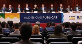 Foto mostrando a mesa de abertura e a plateia do ciclo de audiências públicas sobre as regras da...