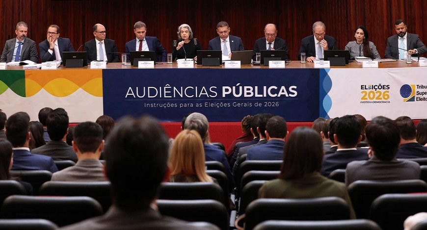Foto mostrando a mesa de abertura e a plateia do ciclo de audiências públicas sobre as regras da...