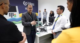 Foto do coordenador de Tecnologia Eleitoral do TSE, Rafael Azevedo, conversando com três homens ...