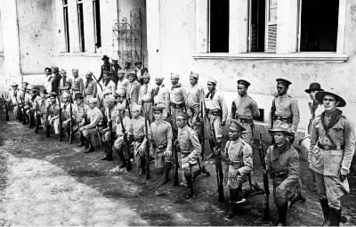 Imagem 1.5-editado.jpg com a legenda <em>Militares da “Coluna Cristiano Machado” em Minas Gerais,</em> outubro de 1930.<br/> <strong>CPDOC/FGV</strong>