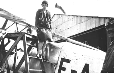 Imagem 2.5.2-editado.jpg com a legenda <em>Bertha Lutz ao lado do avião do qual se lançaram panfletos para fazer propaganda pelo voto feminino,</em> 1927 (data atribuída). <br> <strong>Arquivo Nacional</strong>