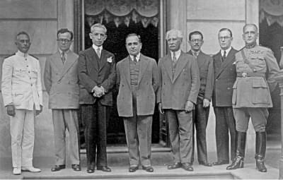 Imagem 2.8-editado.jpg com a legenda <em>Getúlio Vargas (ao centro) e lideranças da Revolução de 1930. Dentre eles, Assis Brasil (à direita de Getúlio Vargas), um dos autores da reforma eleitoral da revolução,</em> 1930.<br/> <strong>CPDOC/FGV</strong>