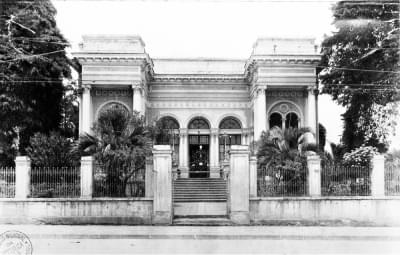 Imagem 4.5-editado.jpg com a legenda <em>Fachada do primeiro Edifício-Sede do Tribunal Regional Eleitoral do Paraná (TRE/PR),</em> 1932. <br> <strong>Arquivo Nacional</strong>