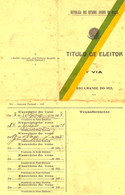 Imagem 4.11-editado.jpg com a legenda <em>Capa e contracapa do modelo de título de eleitor de 1932.</em> <br/><strong>Museu do Voto (TSE)</strong>