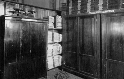 Imagem 4.15-editado.jpg com a legenda <em>Arquivo com documentos de inscrições eleitorais na Secretaria do Tribunal Regional Eleitoral do Paraná (TRE/PR),</em> 1933. <br/><strong>Arquivo Nacional</strong>