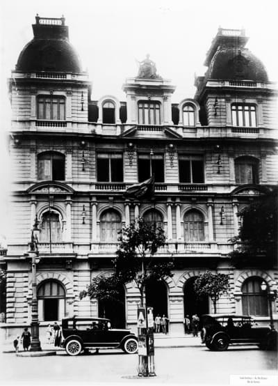 Imagem 4.7-editado.jpg com a legenda <em>Primeiro Edifício-Sede do Tribunal Superior de Justiça Eleitoral, localizado na Avenida Rio Branco, Rio de Janeiro/RJ,</em> s.d. <br/><strong>Museu do Voto (TSE)</strong>