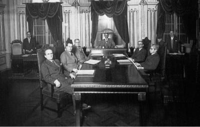 Imagem 4.35-editado.jpg com a legenda <em>Sessão plenária do Tribunal Regional de Justiça Eleitoral do Paraná,</em> 1933. <br/> <strong>Arquivo Nacional</strong>