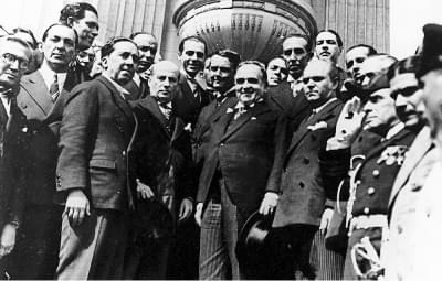 Imagem 4.37-editado.jpg com a legenda <em>Instalação da Assembleia Nacional Constituinte, com destaque para Getúlio Vargas (ao centro), chefe do governo provisório,</em> 15/11/1933. <br/> <strong>CPDOC/FGV</strong>