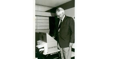 13.01.2024 - Ministro Carlos Velloso vota em urna eletrônica no pleito de 1996