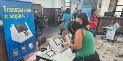 Eleitora vota em urna eletrônica de treinamento