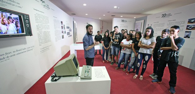 Alunos do CEF 27 da Ceilândia visitam o museu do TSE em 04.09.2017 Alunos do CEF 27 da Ceilândia visitam o museu do TSE