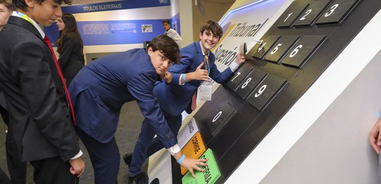 Alunos do Ensino Fundamental II do Colégio São Luís, de São Paulo (SP), visitam o Museu do Voto ...