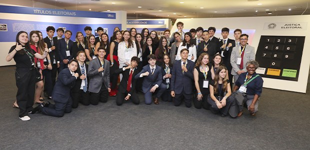 Alunos do Ensino Fundamental II do Colégio São Luís, de São Paulo (SP), visitam o Museu do Voto ...