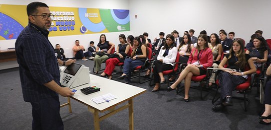 Alunos do Ensino Fundamental II do Colégio São Luís, de São Paulo (SP), visitam o Museu do Voto ...