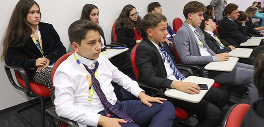 Alunos do Ensino Fundamental II do Colégio São Luís, de São Paulo (SP), visitam o Museu do Voto ...