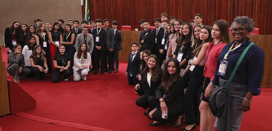 Alunos do Ensino Fundamental II do Colégio São Luís, de São Paulo (SP), visitam o Museu do Voto ...