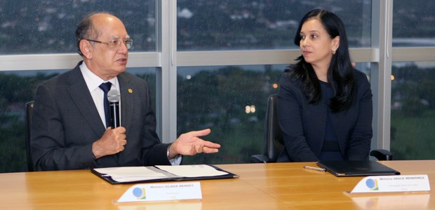 Assinatura de acordo entre TSE e AGU em 28.11.2017 Assinatura de acordo entre TSE e AGU