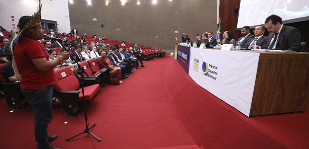 Audiências Públicas para as Eleições Gerais de 2026 - 03.02.2026 Em primeiro plano à esquerda. Um homem indígena, de perfil, fala ao microfone. Ele veste uma cam...