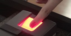Dedo sendo lido por urna biométrica.